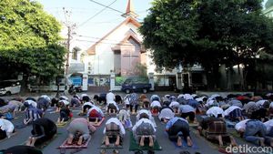 Salat Id di Solo Digelar di Depan Gereja