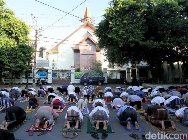 Salat Id di Solo Digelar di Depan Gereja