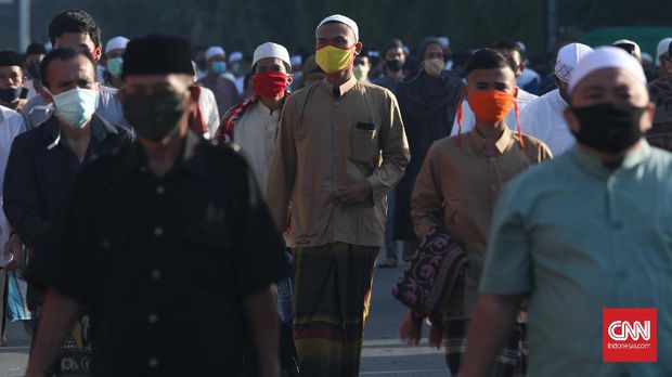 Warga melaksanakan salat Idul Fitri di Masjid Raya At Taqwa, Pekayon Jaya, Bekasi, Jawa Barat, Minggu, 24 Mei 2020. Beberapa wilayah zona hijau di Kota Bekasi melaksanakan salat ied di masjid maupun lapangan dengan menggunakan protokol kesehatan. CNNIndonesia/Safir Makki