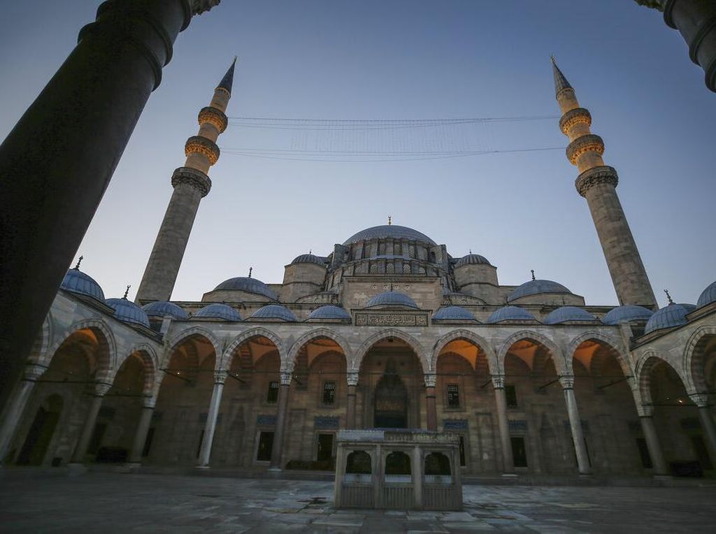 Melihat Masjid Bersejarah di Turki yang Gelar Salat Id Terbatas