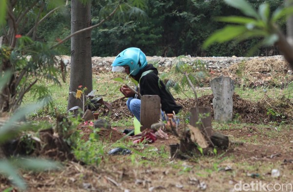 TPU kerap ramai didatangi warga untuk berziarah di momen-momen Lebaran. Namun TPU yang berada di Kabupaten Bandung ini tampak sepi dari peziarah.