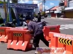 Viral Pria Uring-uringan Bongkar Barikade Jalan di Wonosobo