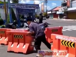 Viral Pria Bongkar Barikade yang Disebut Polisi Diduga Depresi Pandemi Viral Pria Bongkar Barikade yang Disebut Polisi Diduga Depresi Pandemi