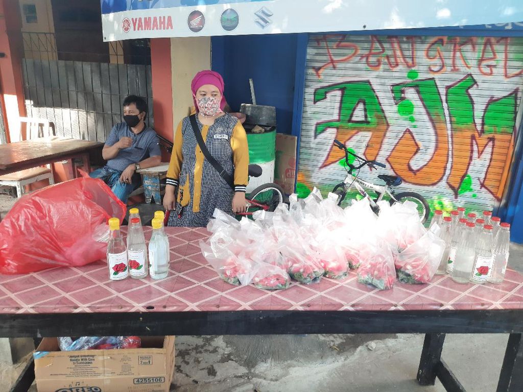 Curhat Pedagang Kembang Omzet Turun karena Peziarah Kurang Imbas Corona