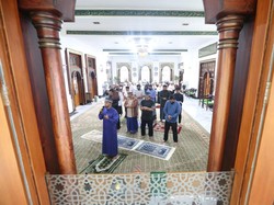 Corona Pandemik, Walkot Bandung Salat Id di Pendopo Bareng Keluarga