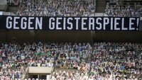 Pada kardus tersebut ditempelkan beraneka foto penggemar klub berjuluk Die Fohlen itu. (Foto: Photo by Ina Fassbender/Pool via Getty Images)