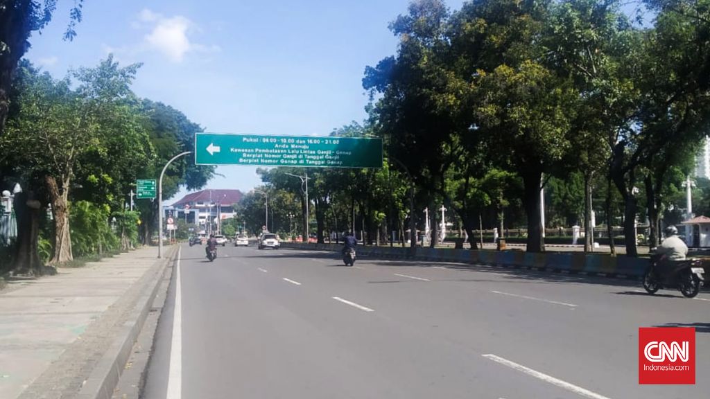 Sejumlah ruas jalan di Jakarta terpantau sepi hari pertama lebaran, Minggu (24/5)
