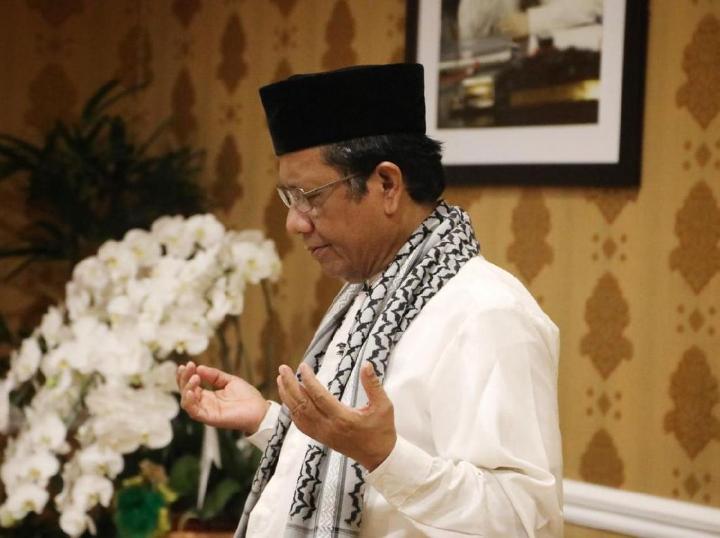 Mahfud Md Salat Id di Rumah Bersama Keluarga & Ajudan Mahfud Md Salat Id di Rumah Bersama Keluarga & Ajudan
