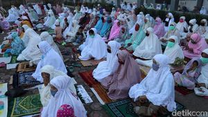 Momen Warga Kabupaten Bandung Salat Id di Lapangan Sekolah
