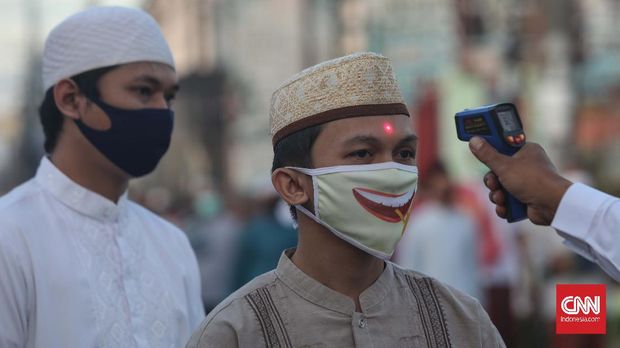 Warga melaksanakan salat Idul Fitri di Masjid Raya At Taqwa, Pekayon Jaya, Bekasi, Jawa Barat, Minggu, 24 Mei 2020. Beberapa wilayah zona hijau di Kota Bekasi melaksanakan salat ied di masjid maupun lapangan dengan menggunakan protokol kesehatan. CNNIndonesia/Safir Makki