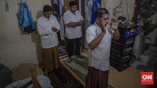 Sejumlah warga melaksanakan salat Idulfitri di rumah di Ciracas, Jakarta Timur, Minggu, 24 Mei 2020. Sebagian warga memilih untuk melakukan salat Idulfitri di rumah guna mencegah penyebaran virus Covid-19. CNN Indonesia/Bisma Septalisma