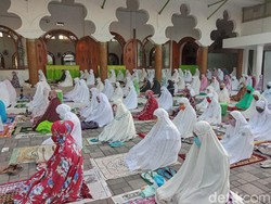Potret Salat Idul Fitri di Salah Satu Masjid Tertua Surabaya