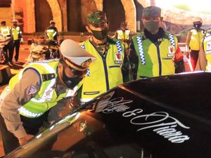 Polisi-TNI Tuban Patroli Cegah Penyebaran Corona, Jasa Penukaran Uang Dibubarkan