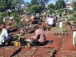Lebaran di Tengah Corona, TPU di Bintara Bekasi Masih Ramai Peziarah