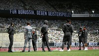 Para penggemar Monchengladbach rela membayar 19 euro (Rp 306 ribu) agar bisa menempelkan foto mereka di kardus-kardus tersebut. (Foto: Ina Fassbender/Pool via Getty Im/Pool)