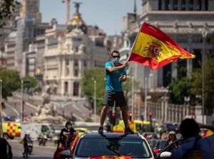 Warga Spanyol Turun ke Jalan Protes Lockdown