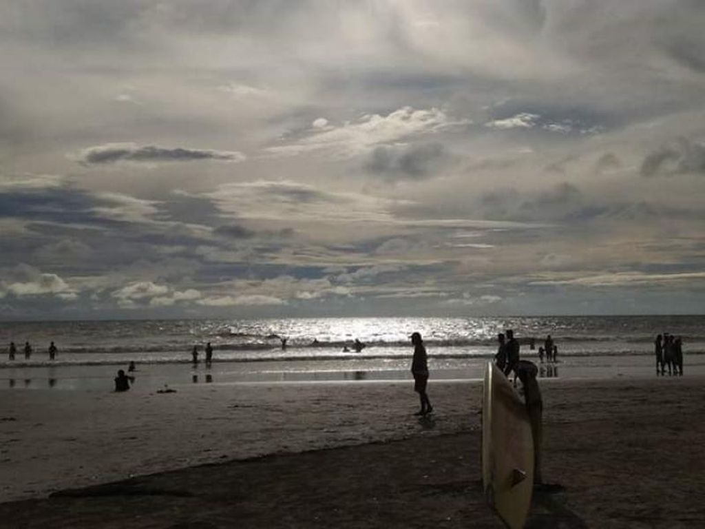 Potret Pantai Legian Buat Kamu yang Kangen Bali Potret Pantai Legian Buat Kamu yang Kangen Bali