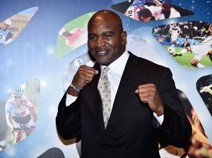 Holyfield Makin Ngeri di Latihan, Tyson Siap?