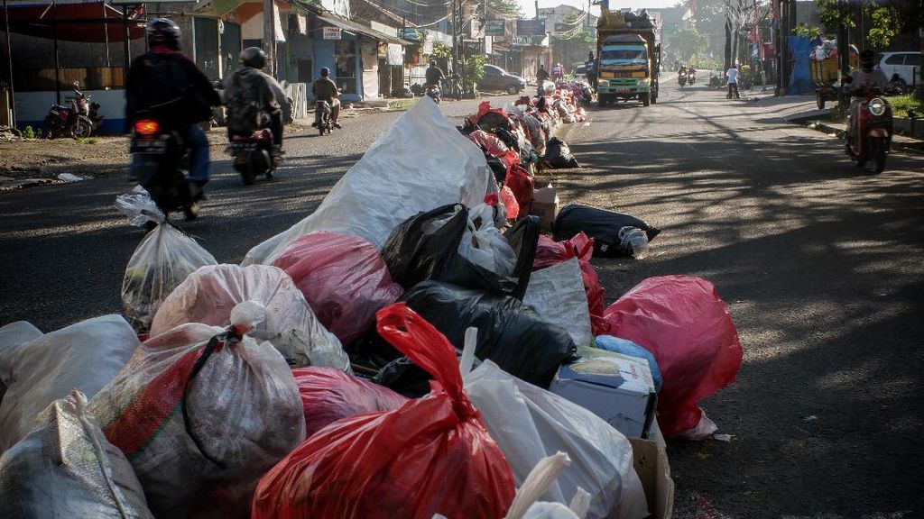 Jorok! Tumpukan Sampah di Jalan Raya Cileduk
