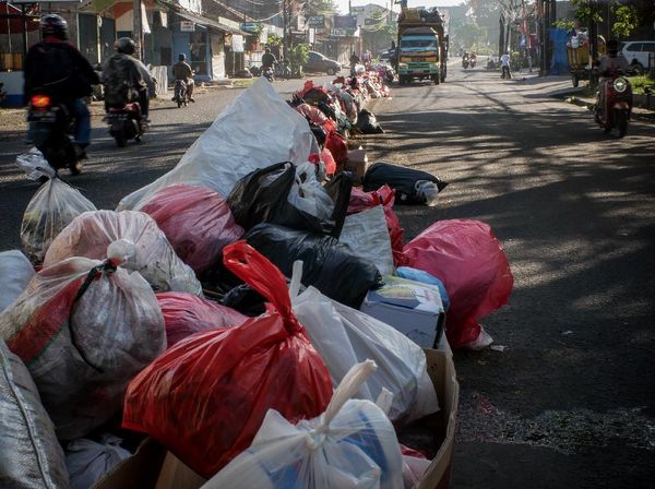 Jorok! Tumpukan Sampah di Jalan Raya Cileduk