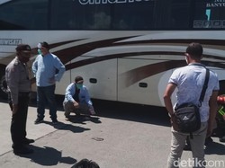 Enggan Dipulangkan, TKA China Ngamuk dan Sembunyi di Kolong Bus