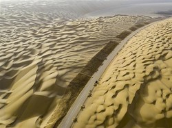 Melihat Jalan Raya di China yang Dibangun Membelah Gurun Pasir
