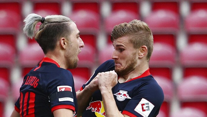 Leipzigs Timo Werner celebrates scoring their fourth goal with Kevin Kampl during a German Bundesliga soccer match between FSV Mainz 05 and RB Leipzig in Mainz, Germany, Sunday, May 24, 2020.  (Kai Pfaffenbach/pool via AP)