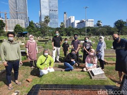 Tak Bisa Mudik, Keluarga Ini Ziarah dan Video Call di TPU Menteng Pulo