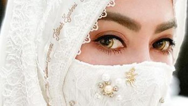 Lebaran Tetap Cetar, Intip Gaya Syahrini Pakai Mukena Rp 5 Juta