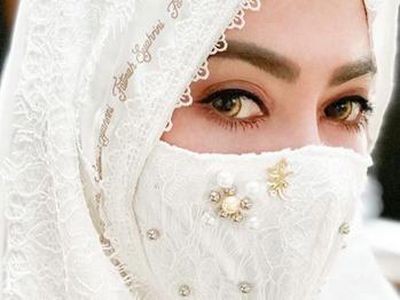 Lebaran Tetap Cetar, Intip Gaya Syahrini Pakai Mukena Rp 5 Juta