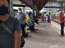 Stasiun Tanah Abang Ramai Penumpang, Petugas Aktif Sosialisasi Jaga Jarak