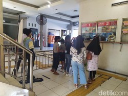 Ramai di Hari Pertama Lebaran, Begini Kondisi Stasiun Angke Pagi Ini