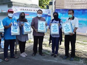 Lebaran Ikan, KKP Bagikan Paket Ikan Segar & Sembako