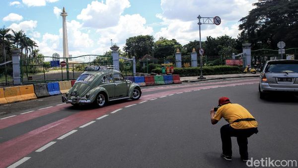 Monas Tutup, Pengunjung Cuma Foto-foto dari Balik Pagar