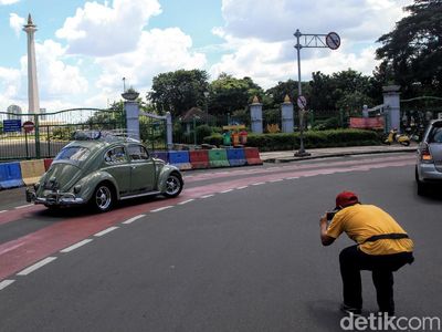 Monas Tutup, Pengunjung Cuma Foto-foto dari Balik Pagar