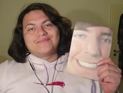 Demi Sumbangan Uang, Pria Ini Makan Foto YouTuber Selama 464 Hari