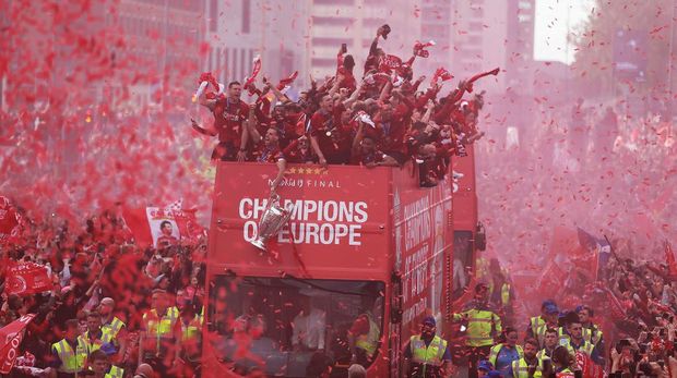 Liverpool saat merayakan gelar juara Liga Champions bersama suporter Liverpool di tengah kota. 