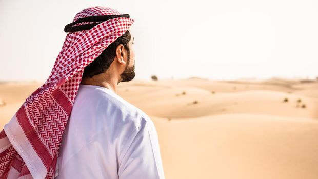 arabic sheik on the desert praying