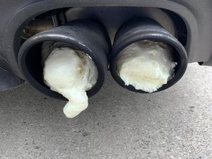 Kesal Bunyi Bising, Knalpot Mobil Ini Disumbat Pakai Styrofoam