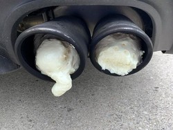 Kesal Bunyi Bising, Knalpot Mobil Ini Disumbat Pakai Styrofoam