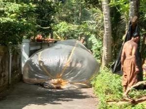 Balon Udara Ukuran 3 Meter Jatuh di Klaten, Warga: Ada Apinya