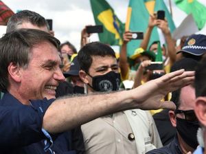 Ikut Demo di Tengah Pandemi Corona, Presiden Brasil Bolsonaro Lepas Masker
