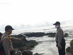 Dua Wisatawan Pantai Jayanti Nyaris Tenggelam Terseret Ombak