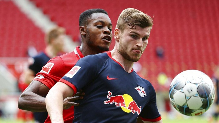 Timo Werner, right, of Leipzig in action against messenger Baku of Mainz during a German Bundesliga soccer match between FSV Mainz 05 and RB Leipzig in Mainz, Germany, Sunday, May 24, 2020.  (Kai Pfaffenbach/pool via AP)