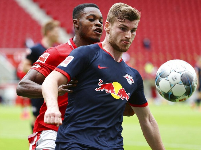 Timo Werner, right, of Leipzig in action against messenger Baku of Mainz during a German Bundesliga soccer match between FSV Mainz 05 and RB Leipzig in Mainz, Germany, Sunday, May 24, 2020.  (Kai Pfaffenbach/pool via AP)
