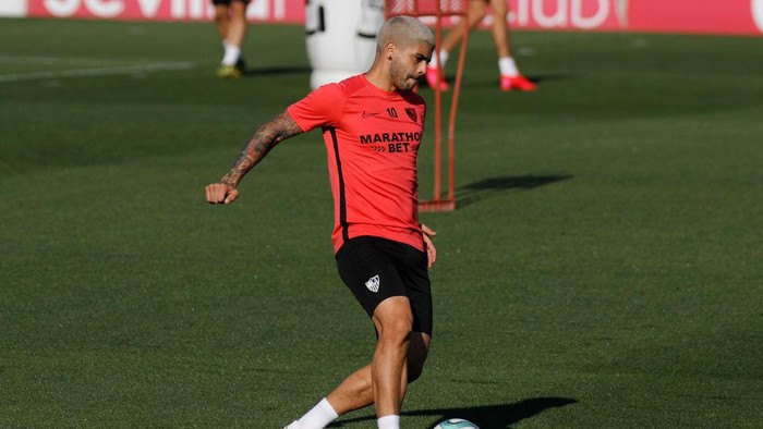 SEVILLE, SPAIN - MAY 20: Ever Banega of Sevilla FC plays the ball during a training session on May 20, 2020 in Seville, Spain. Spanish LaLiga clubs are back training in groups of up to 10 players following the LaLigas Return to Training protocols. (Photo by Handout/Getty Images)