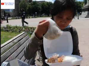 Suasana Lebaran di Jerman, Ada yang Bagi-bagi Opor dan Nastar Suasana Lebaran di Jerman, Ada yang Bagi-bagi Opor dan Nastar