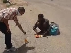 Kelaparan,  Pria Ini Terpaksa Makan Bangkai Hewan dari Jalanan