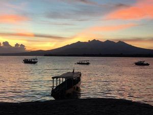 Celebrity on Vacation: 48 Patung Manusia di Gili Meno Celebrity on Vacation: 48 Patung Manusia di Gili Meno