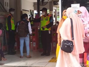 Stasiun Angke Mulai Ramai, Calon Penumpang Kereta Diperiksa Suhu Tubuh